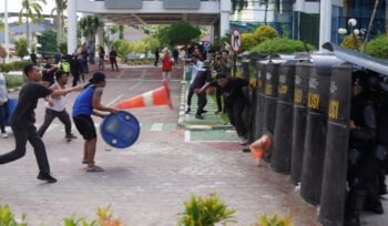 Batalyon A Pelopor Satbrimob Polda Kaltim bersama Kantor PT. PLN UID Kaltimra & PT. PLN UIP Kalbagtim Balikpapan menggelar simulasi pengamanan aksi unjuk rasa berujung ricuh dan pembebasan sandera di Jl. MT. Haryono. Simulasi ini dilakukan untuk mengantisipasi gangguan Kamtibmas. Selasa, (22/7/2025).