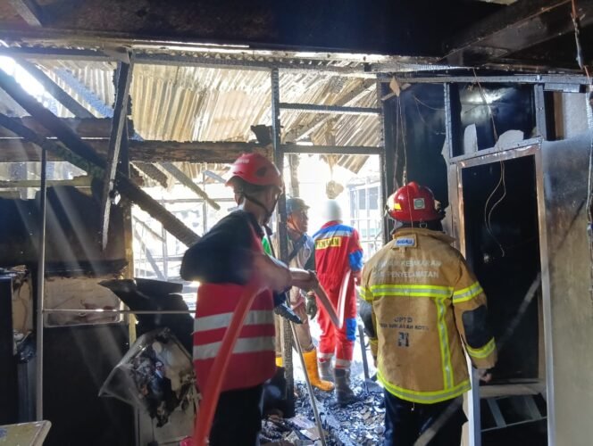 
					Asrama TNI di Balikpapan Terbakar, Tim Brimob Sigap Padamkan Api