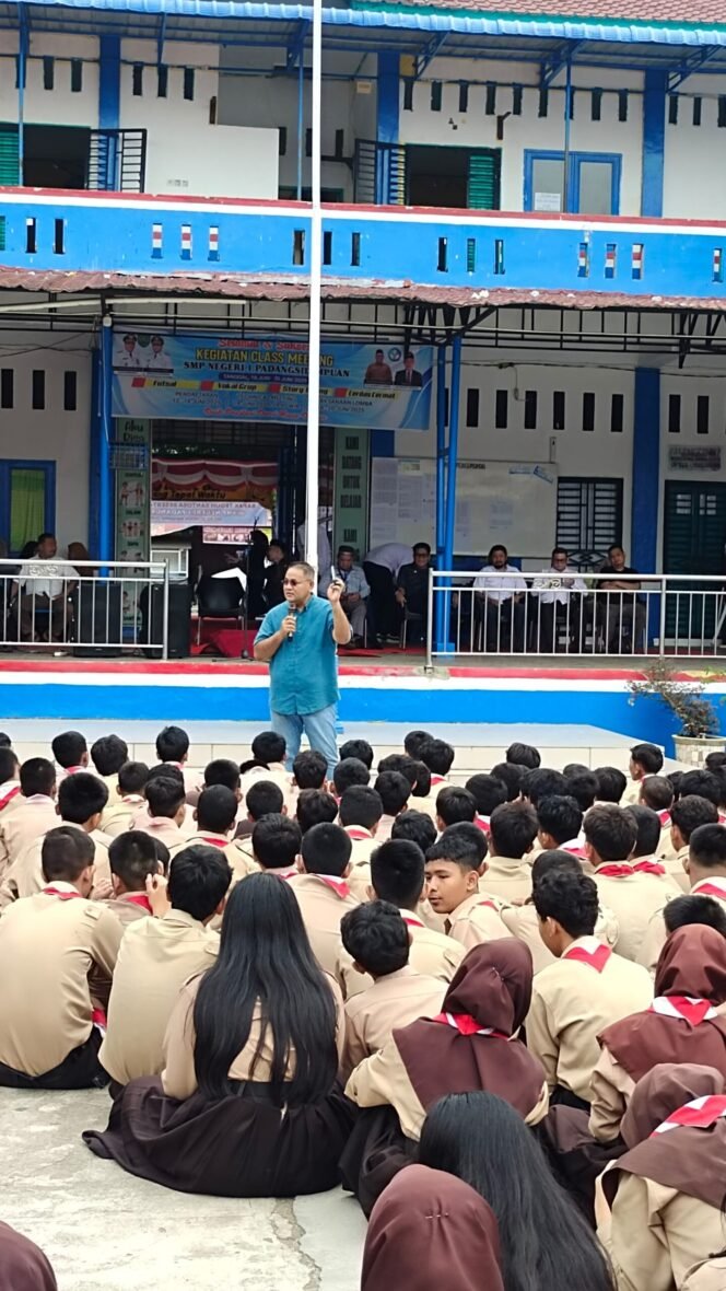 
					Ketua Umum JMSI, Teguh Santoso saat berbicara di depan pelajar SMPN 1 Padangsidempuan, Sumatera Utara, Jumat (25/7/2025).