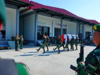 Suasana haru menyelimuti upacara pengantaran jenazah Serma Naswin, prajurit Satgas Yonarmed 11/GG Kostrad, yang dipimpin langsung oleh Komandan Kodim 0907/Tarakan, Letkol Inf Syaiful Arif, S.Sos., M.Han. Penghormatan terakhir ini dilaksanakan secara militer di Terminal Kargo Bandara Juwata Tarakan, Sabtu (26/7/2025).

