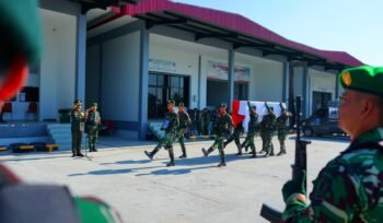 Suasana haru menyelimuti upacara pengantaran jenazah Serma Naswin, prajurit Satgas Yonarmed 11/GG Kostrad, yang dipimpin langsung oleh Komandan Kodim 0907/Tarakan, Letkol Inf Syaiful Arif, S.Sos., M.Han. Penghormatan terakhir ini dilaksanakan secara militer di Terminal Kargo Bandara Juwata Tarakan, Sabtu (26/7/2025).

