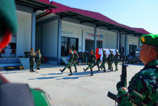 
					Suasana haru menyelimuti upacara pengantaran jenazah Serma Naswin, prajurit Satgas Yonarmed 11/GG Kostrad, yang dipimpin langsung oleh Komandan Kodim 0907/Tarakan, Letkol Inf Syaiful Arif, S.Sos., M.Han. Penghormatan terakhir ini dilaksanakan secara militer di Terminal Kargo Bandara Juwata Tarakan, Sabtu (26/7/2025).

