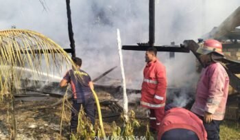 Petugas Damkar Sebatik Barat saat berupaya memadamkan api di lokasi kejadian, Sabtu (26/7/2025).