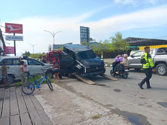 
					Gagal Menyalip, SUV Tabrak Trotoar dan Tumbangkan Pohon Jalan