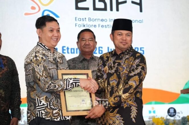 
					Penyerahan cinderamata antara Pemprov Kaltim dengan perwakilan negara dan provinsi peserta menjadi simbol persahabatan lintas negara dan budaya.
