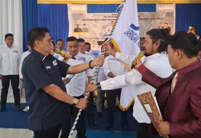 
					Ketua Jaringan Media Siber Indonesia (JMSI) Sumatera Utara, Rianto S.H., M.H., melantik pengurus JMSI Tapanuli Bagian Selatan (Tabagsel) di Gedung Nasional, Jalan Adam Malik, Padangsidimpuan Utara, Minggu (27/7/2027).
