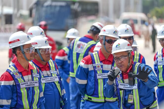
					Dewan Komisaris PT Pertamina (Persero) meninjau perkembangan Proyek Refinery Development Master Plan (RDMP) Balikpapan pada Jumat (25/7).