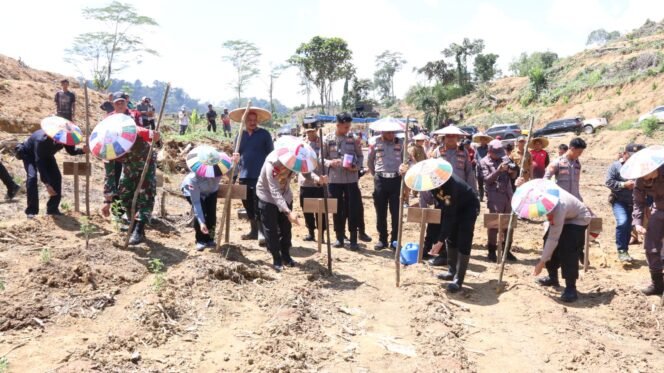 
					Kapolda Kaltara Irjen Pol. Hary Sudwijanto, S.I.K., M.Si., melaksanakan kegiatan Tanam Jagung 1 Juta Hektar yang dilaksanakan di Kabupaten Malinau.