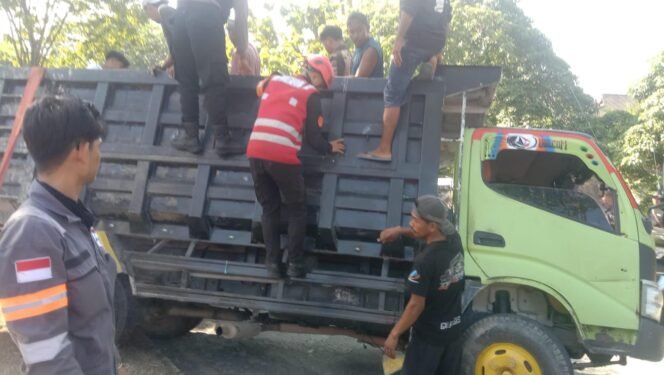 
					Tim Respons Bencana Batalyon A Pelopor Satuan Brimob Polda Kaltim dengan sigap mendatangi lokasi kecelakaan lalu lintas satu unit truk tidak kuat menanjak dan menabrak mobil belakang, kemudian melakukan pertolongan kepada korban serta mengatur lalu lintas agar tidak terjadi kemacetan. Rabu, (30/7/2025) siang.