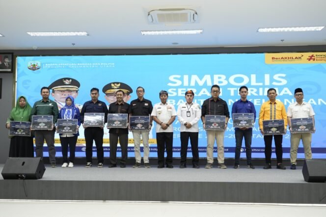 
					ABADIKAN MOMEN : Gubernur Kaltara, Dr. H. Zainal A. Paliwang, S.H., M.Hum., mengabadikan foto Bersama usai menyerahkan bankeu kepada 10 parpol, Rabu (30/7).

