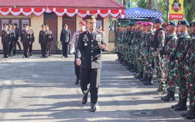 
					Kapolres Tarakan AKBP Erwin S. Manik Cek Personel Upacara HUT Bhayangkara Ke-79. Foto: ist 