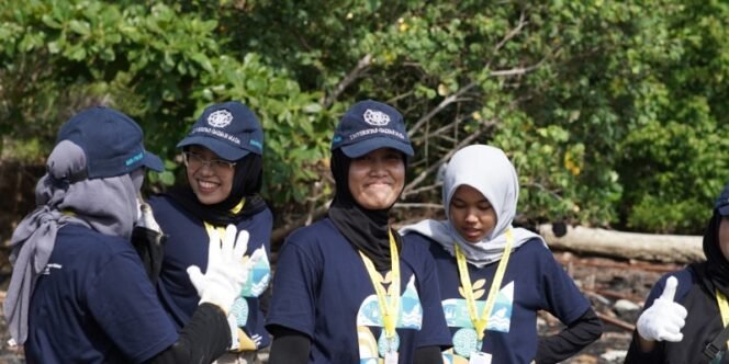 
					Kolaborasi Hijau: Tim KKN-PPM UGM Tarakan Bersama Pertamina EP Tarakan Field dan Lantamal XIII Tanam 1.000 Bibit Pohon Mangrove dan Aksi Bersih - Bersih Pesisir. Foto: ist