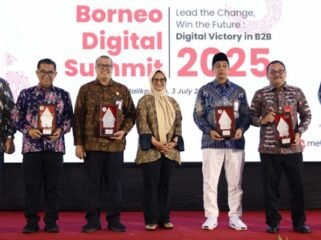 (kiri ke kanan): Direktur Human Capital Management Telkom Henry Christiadi, Direktur Jenderal Otonomi Daerah Kemendagri Dr. Akmal Malik, M.Si., Pelaksana Tugas (Plt) Deputi Bidang Transformasi Digital Pemerintah KemenPANRB Cahyono Tri Birowo, ST.,MTI., Direktur Utama Telkom Dian Siswarini, Direktur Akselerasi Teknologi Pemerintah Digital Daerah Komdigi Aris Kurniawan, S.Sos., Direktur Sinkronisasi Urusan Pemerintahan Daerah II Kemendagri Ir. Suprayitno, MA., dan EVP Telkom Regional IV Kalimantan Rachmad Dwi Hartanto pada acara Borneo Digital Summit 2025, di Balikpapan, pada Kamis (3/7). Foto: ist