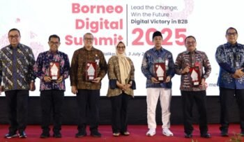 (kiri ke kanan): Direktur Human Capital Management Telkom Henry Christiadi, Direktur Jenderal Otonomi Daerah Kemendagri Dr. Akmal Malik, M.Si., Pelaksana Tugas (Plt) Deputi Bidang Transformasi Digital Pemerintah KemenPANRB Cahyono Tri Birowo, ST.,MTI., Direktur Utama Telkom Dian Siswarini, Direktur Akselerasi Teknologi Pemerintah Digital Daerah Komdigi Aris Kurniawan, S.Sos., Direktur Sinkronisasi Urusan Pemerintahan Daerah II Kemendagri Ir. Suprayitno, MA., dan EVP Telkom Regional IV Kalimantan Rachmad Dwi Hartanto pada acara Borneo Digital Summit 2025, di Balikpapan, pada Kamis (3/7). Foto: ist