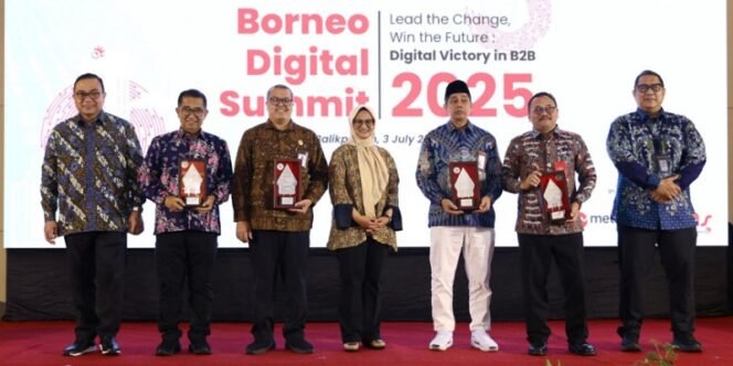 
					(kiri ke kanan): Direktur Human Capital Management Telkom Henry Christiadi, Direktur Jenderal Otonomi Daerah Kemendagri Dr. Akmal Malik, M.Si., Pelaksana Tugas (Plt) Deputi Bidang Transformasi Digital Pemerintah KemenPANRB Cahyono Tri Birowo, ST.,MTI., Direktur Utama Telkom Dian Siswarini, Direktur Akselerasi Teknologi Pemerintah Digital Daerah Komdigi Aris Kurniawan, S.Sos., Direktur Sinkronisasi Urusan Pemerintahan Daerah II Kemendagri Ir. Suprayitno, MA., dan EVP Telkom Regional IV Kalimantan Rachmad Dwi Hartanto pada acara Borneo Digital Summit 2025, di Balikpapan, pada Kamis (3/7). Foto: ist