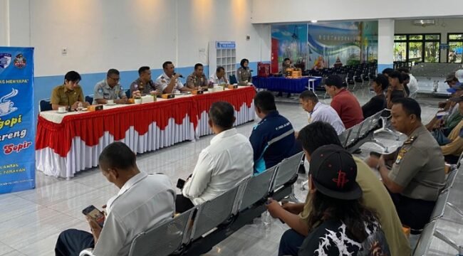 Satlantas Polres Tarakan Laksanakan Program Ngopi Barang Pak Sopir di Pelabuhan Malundung Tarakan. Foto: ist