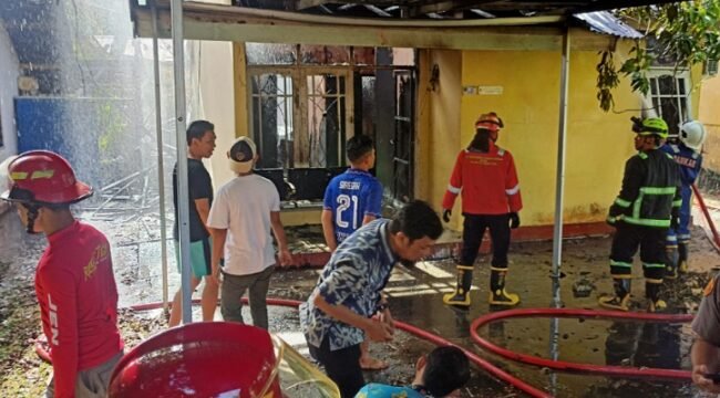 Tim Pemadam Kebakaran Melakukan Pendinginan. Foto: fokusborneo.com