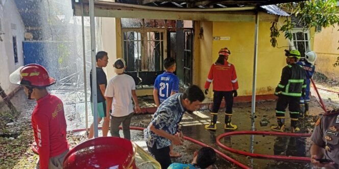 
					Tim Pemadam Kebakaran Melakukan Pendinginan. Foto: fokusborneo.com