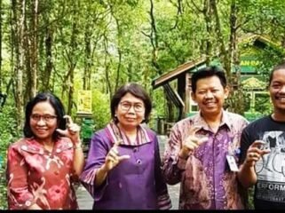 

Subono Samsudi Waktu Menjabat Kadinkes Tarakan (2018, Mengunjungi KKMB Bersama Dirjen Farmalkes, Direktur Oblik, Kadinkes Kaltara, dan Pemandu Wisata KKMB. Foto: dok pribadi 