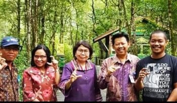 

Subono Samsudi Waktu Menjabat Kadinkes Tarakan (2018, Mengunjungi KKMB Bersama Dirjen Farmalkes, Direktur Oblik, Kadinkes Kaltara, dan Pemandu Wisata KKMB. Foto: dok pribadi 