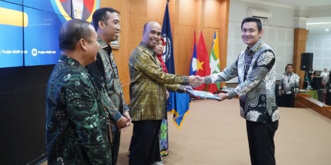 
					Kepala Pusjar SKMP LAN, Dr. Muhammad Aswad, M.Si menyerahkan surat Tanda Tamat Pelatihan PKA Angkatan XVII. Foto: ist