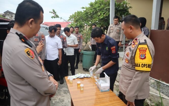 
					Kapolres Tarakan AKBP Erwin S. Manik Pantau Cek Urine Anggota Polres. Foto: ist 