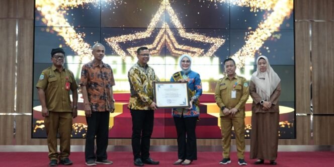 
					Bunda Paud Vamelia Menerima Penghargaan dari BPMP Kaltara. Foto: ist