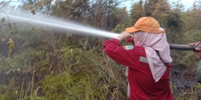 
					Wanita Tangguh KOH Tarakan Padamkan Kebakaran Hutan dan Lahan. Foto: KPH Tarakan 