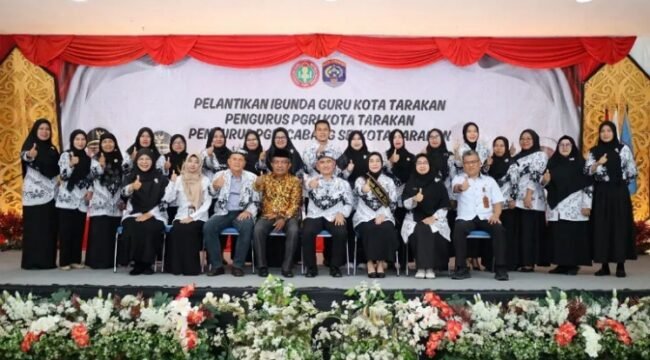 Wali Kota Tarakan, dr. H. Khairul, M.Kes., menghadiri pelantikan Ibunda Guru Kota Tarakan, Sitti Rujiah, S.Keb., Bdn. Foto: Humas