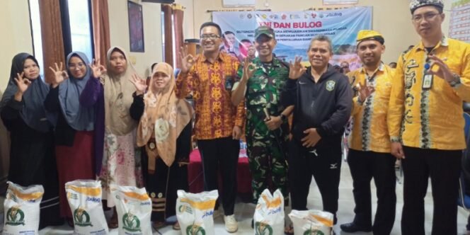 
					Foto Bersama Secara Simbolis Penyaluran Bantuan Pangan Kepada Penerima Bantuan di Kelurahan Pamusian. Foto: fokusborneo.com