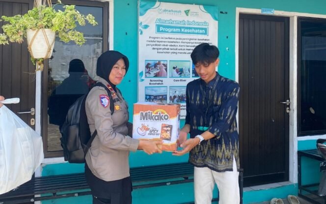 
					Satlantas Polres Tarakan Berbagi: IPDA Priyati Ningsih Nasir Menyerahkan Simbolis Nasi Kotak ke Pengurus Yayasan Almarhamah. Foto: ist