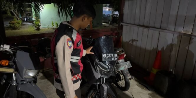 
					Lakalantas, Personel Polresta Bulungan Amankan Kendaraan Roda 2 Usai Mengalami Kecelakaan. Foto: Humas 
