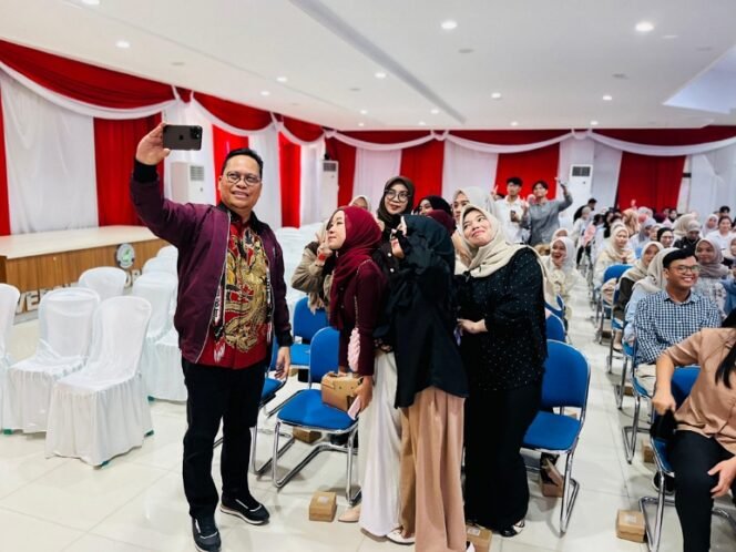 
					Hasan Basri bekali wisuda UBT ke 40. Foto: ist
