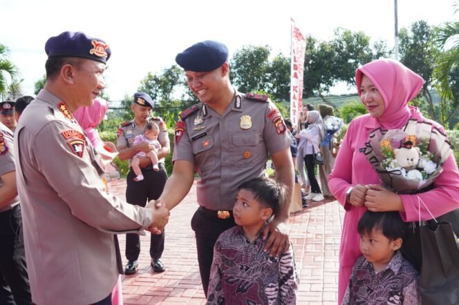 
					Sebanyak 101 personel Satuan Brimob Polda Kalimantan Timur (Kaltim) hari ini menerima kenaikan pangkat setingkat lebih tinggi dalam upacara korps raport yang digelar di Lapangan Upacara Polda Kaltim. 