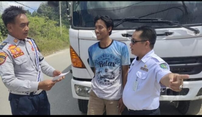 
					Dishub Bulungan terus melakukan penertiban terhadap kendaraan Over Dimensi dan Over Loading (ODOL) yang melintas di sejumlah ruas jalan.