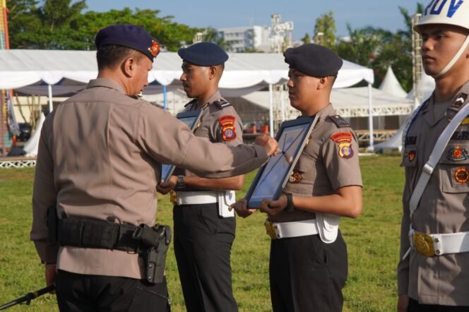 
					Komandan Satuan Brimob (Dansat Brimob) Polda Kalimantan Timur, Kombes Pol. Andy Rifai, S.I.K., M.H., memimpin langsung Apel Satuan yang dilaksanakan di Lapangan M. Jasin, Stalkuda, Balikpapan, pada Kamis (3/7/2025).