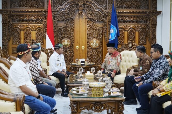 
					AUDIENSI : Gubernur Kaltara, Dr. H. Zainal A. Paliwang, S.H., M.Hum., beraudiensi Menteri Pendidikan Dasar dan Menengah (Mendikdasmen) Prof. Dr. Abdul Mu’ti, M.Ed., di Kantor Kemendikdasmen Gedung A lantai 2 Ruang Kudus, Jakarta, Rabu (2/7).