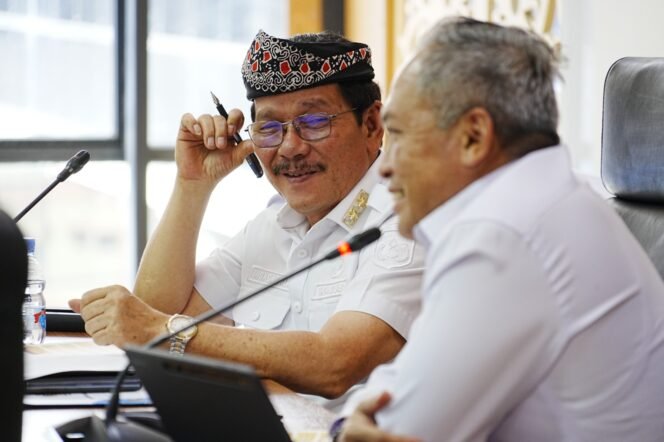 
					Pemerintah Provinsi (Pemprov) Kalimantan Utara (Kaltara) menggelar Rapat Koordinasi bersama Staf Ahli Menteri Koordinator Bidang Politik dan Keamanan (Menkopolkam RI) di Ruang Rapat Lantai 4 Kantor Gubernur Kaltara, Rabu (9/7) pagi. 
