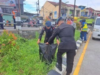 Dalam rangka memperingati Hari Ulang Tahun (HUT) Ke-67 Kodam VI/Mulawarman, Personel Batalyon B Pelopor Satuan Brimob Polda Kalimantan Timur turut berpartisipasi dalam kegiatan Apel Gabungan yang dilanjutkan dengan Karya Bakti berupa pembersihan sampah di beberapa titik strategis di Kota Samarinda, Jumat (11/7/2025).