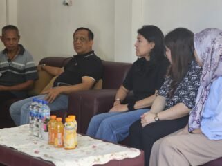 polda Kalimantan Utara, Irjen Pol Hary Sudwijanto, S.I.K., M.Si., melaksanakan kegiatan anjangsana dan bakti sosial dengan mengunjungi kediaman salah satu personel Polri yang tengah menjalani perawatan.