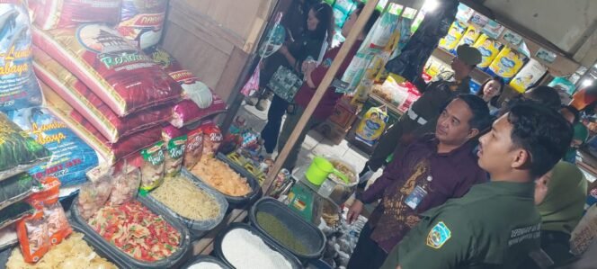
					Menindaklanjuti temuan nasional yang menghebohkan, Tim Satgas Pangan Provinsi Kalimantan Utara (Kaltara) turun langsung ke Pasar Induk Tanjung Selor untuk melakukan inspeksi ketat terhadap peredaran beras premium, Kamis (17/7/2025),