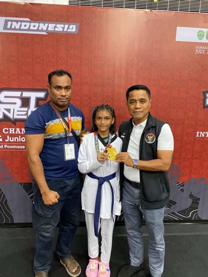 
					Prestasi membanggakan kembali ditorehkan oleh atlet muda Indonesia. Khanza Nurlaila Kaimuddin, siswi kelas VI SD 004 Balikpapan Utara, berhasil meraih medali emas dalam ajang 2nd East Borneo Taekwondo International Championship yang digelar di Samarinda, Kalimantan Timur, pada 17–20 Juli 2025.