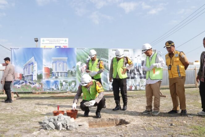 
					 Kapolda Kaltara, Irjen Pol. Hary Sudwijanto, S.I.K., M.Si., secara resmi memulai pembangunan Gedung BPKB Prototype Ditlantas Polda Kaltara Tahun Anggaran 2025 dengan peletakan batu pertama pada Senin (21/07/2025).