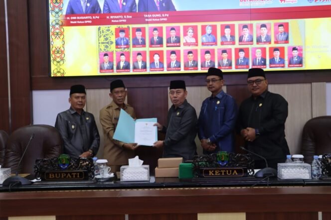 
					Pemerintah Kabupaten Bulungan memberikan menyampaikan jawaban atas fraksi-fraksi DPRD terkait Rancangan Peraturan Daerah (Ranperda) tentang Rencana Pembangunan Jangka Menengah Daerah (RPJMD) 2025–2030, dalam Rapat Paripurna Ke-9 Masa Sidang II di gedung DPRD, Selasa (22/7/2025).