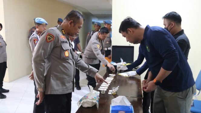 
					Sebagai wujud nyata dari komitmen terhadap pemberantasan penyalahgunaan narkoba, BidpropamPolda Kaltara menggelar kegiatan pengecekan urin bagi Pejabat Utama (PJU) dan Perwira Menengah (Pamen) Polda Kaltara pada Rabu (23/07/2025). 