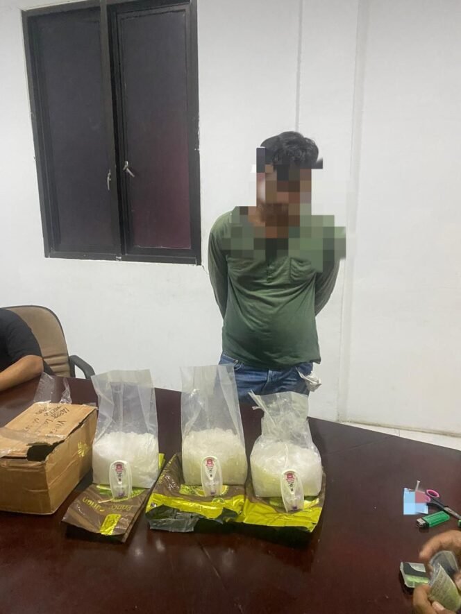 
					Seorang pria berinisial RAW berhasil diamankan, setelah tertangkap membawa narkoba jenis sabu dalam jumlah besar.