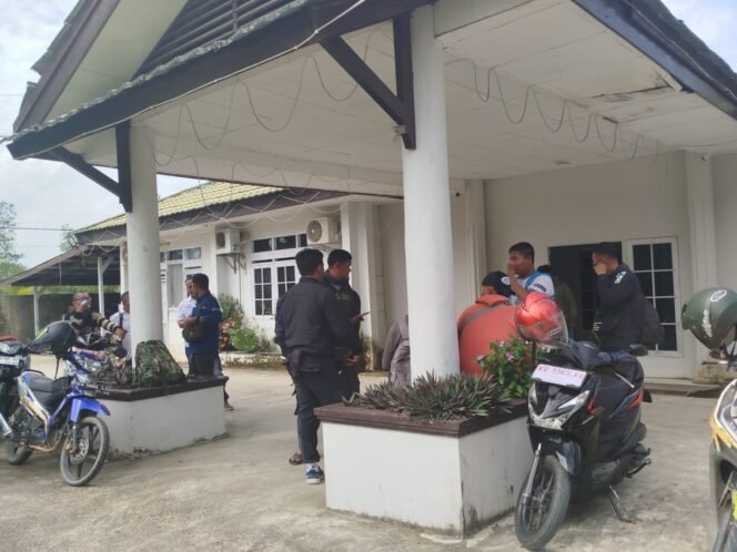 
					Puluhan pekerja dari perusahaan penyedia jasa keamanan, PT Satu Solid Indonesia (SSI), yang beroperasi di Kawasan Industri dan Pelabuhan Internasional (KIPI) Tanah Kuning - Mangkupadi, mendatangi Kantor Dinas Transmigrasi dan Tenaga Kerja (Disnakertrans) Kabupaten Bulungan, Rabu (23/7/2025). 
