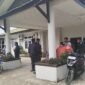 Puluhan pekerja dari perusahaan penyedia jasa keamanan, PT Satu Solid Indonesia (SSI), yang beroperasi di Kawasan Industri dan Pelabuhan Internasional (KIPI) Tanah Kuning - Mangkupadi, mendatangi Kantor Dinas Transmigrasi dan Tenaga Kerja (Disnakertrans) Kabupaten Bulungan, Rabu (23/7/2025). 
