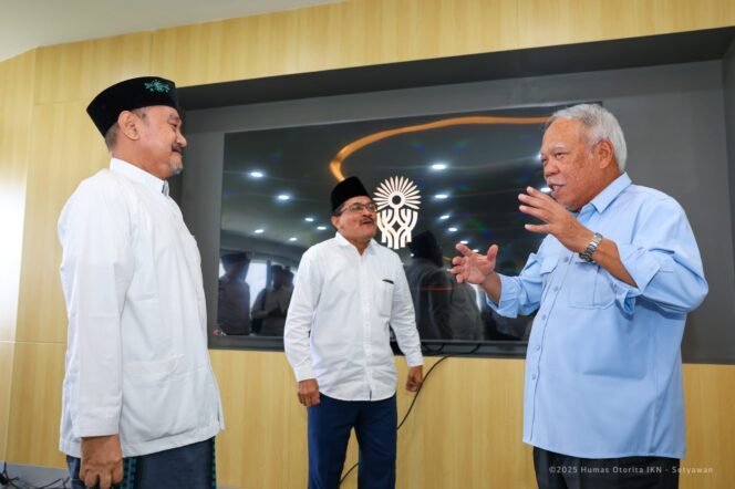 
					 Pengurus Wilayah Nahdlatul Ulama (PWNU) Kalimantan Timur akan menyelenggarakan Peringatan 1 Abad NU secara Miladiyah, yang menandai 103 tahun perjalanan NU secara Hijriah, di Ibu Kota Nusantara (IKN). Agenda ini dibahas dalam pertemuan antara PWNU Kaltim dan Otorita IKN pada Rabu (23/07/2025) di Kantor Otorita IKN, Nusantara.
