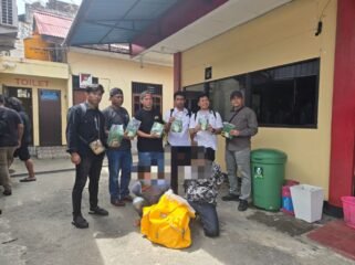 Petugas bersama kedua terduga pelaku dan barang bukti 12 kg sabu di Mako Polres Tarakan. (Foto: Ist)